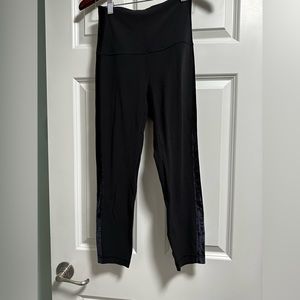 Lululemon black color 
Wonder under ankle length Size 6